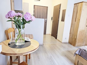 Studiosuite – standard, byutsikt | Safe på rommet, skrivebord og skrivebord for bærbar PC