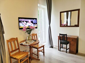 Studiosuite – classic, bakgårdsutsikt | Safe på rommet, skrivebord og skrivebord for bærbar PC