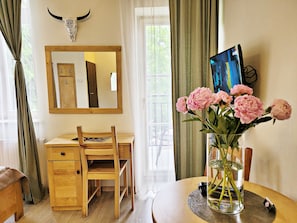 Studiosuite – standard, byutsikt | Safe på rommet, skrivebord og skrivebord for bærbar PC