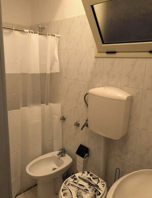 Dusch, hårtork, bidé och handdukar