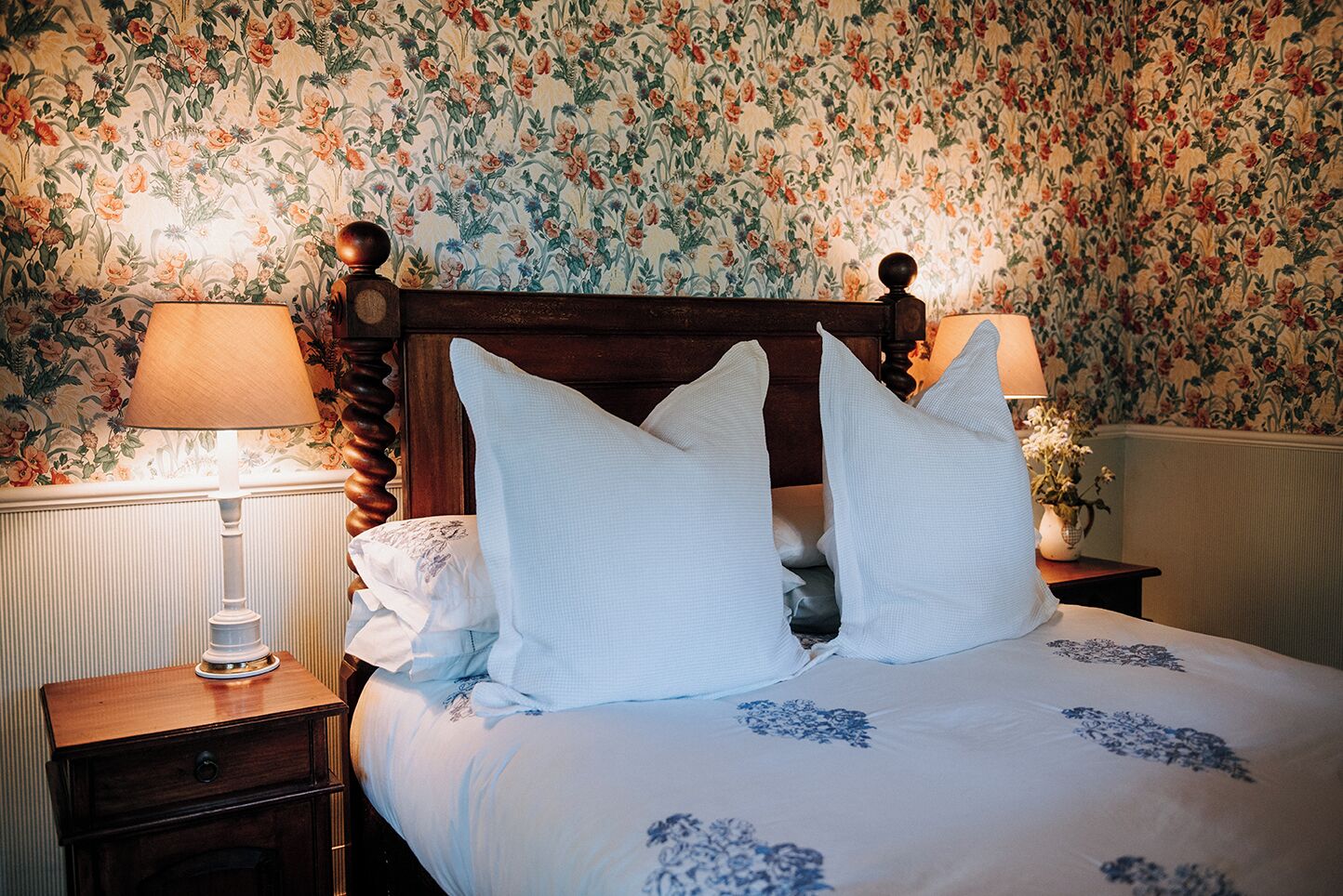 2 bedrooms, travel cot, WiFi, bed sheets