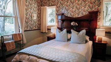 2 bedrooms, travel cot, WiFi, bed sheets