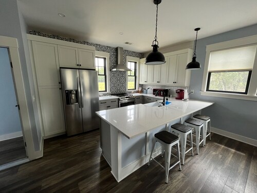 Charming 2 bedroom garage apartment on the Toogoodoo River.