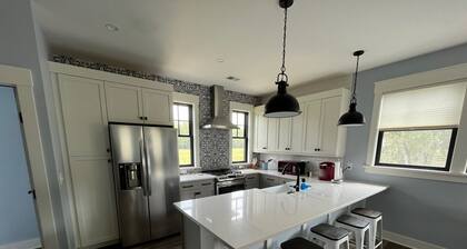 Charming 2 bedroom garage apartment on the Toogoodoo River.