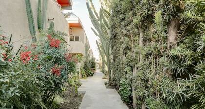 Charming 3-bedroom 3-bath condo next to pool in Valley Village, CA -Los Angeles