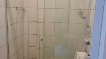 Bidê, toalhas de banho, papel higiênico