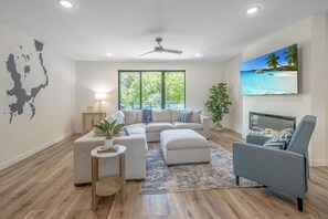 Smart TV, fireplace, books - Okoboji Lakeside Retreat In Arnolds Park (Arnolds Park)