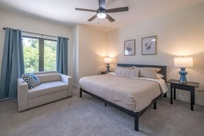 2 soverom, skrivebord, strykejern/-brett og reiseseng for barn