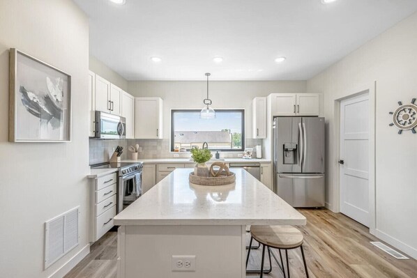 Réfrigérateur, micro-ondes, four, plaque de cuisson