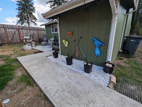 ACCESSIBLE 1-bedroom cottage in rural Bremerton with WiFi Private patio by farms