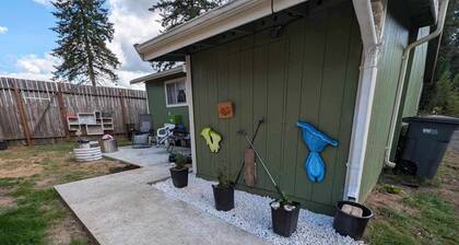 ACCESSIBLE 1-bedroom cottage in rural Bremerton with WiFi Private patio by farms