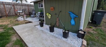 ACCESSIBLE 1-bedroom cottage in rural Bremerton with WiFi Private patio by farms