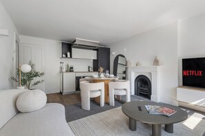 Living area - Charming 2-bedroom apartment in superb London with WiFi (London)