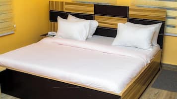 Quarto econômico, sacada, vista para a cidade | Escrivaninha, espaço de trabalho para notebook, Wi-Fi de cortesia