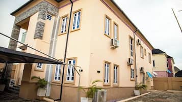 Quarto econômico, sacada, vista para a cidade | Área de estar