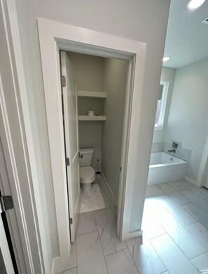 Handtücher, Seife, Shampoo, Toilettenpapier