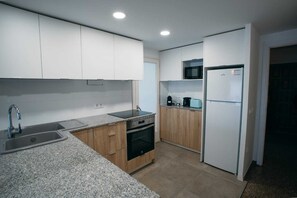 Kjøleskap, mikrobølgeovn, ovn og kokeplater