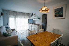 Interior - Floral apartment in Palamós, balcony, sea views and small parking lot (Palamós)