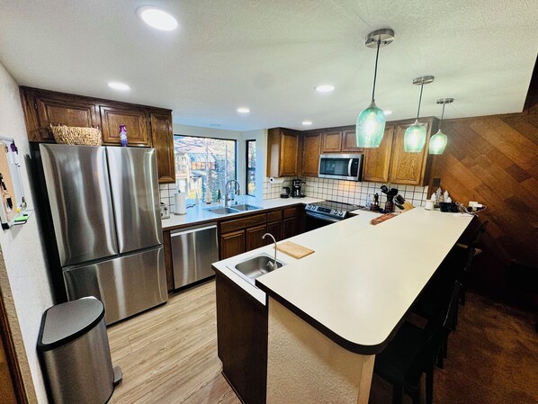 Kühlschrank, Mikrowelle, Ofen, Herdplatte