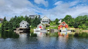 Ein Wohngebiet direkt am Wasser mit Häusern und Booten.