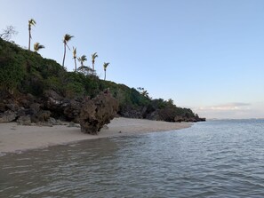 Plage, chaises longues, serviettes de plage