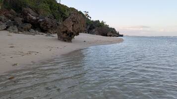 Plage, chaises longues, serviettes de plage