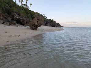 On the beach, sun loungers, beach towels - 4-bedroom Sansuri Msambweni Beach House (Msambweni)