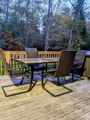 Outdoor dining - Large & Private fenced yard large party deck (Hot Springs)
