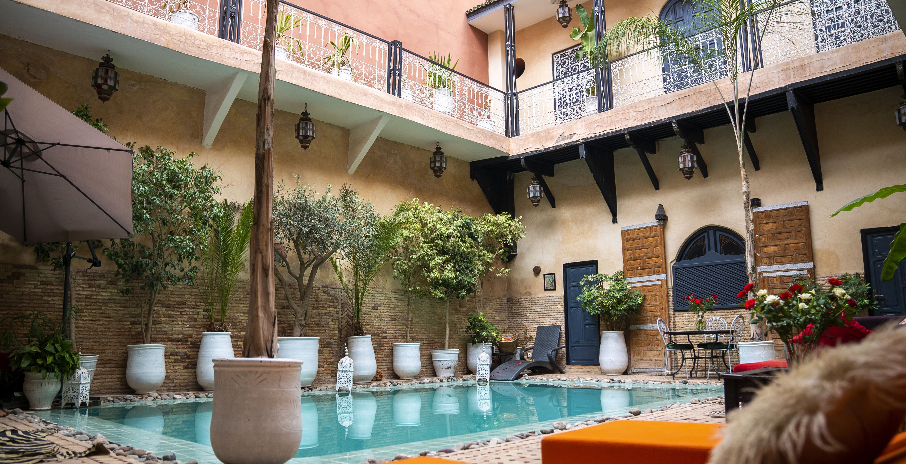 Außenpool, Sonnenschirme, Liegestühle