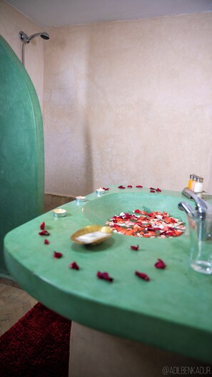 Eenvoudige Twin kamer, uitzicht op de binnenplaats | Badkamer | Een douche, een haardroger, handdoeken, zeep