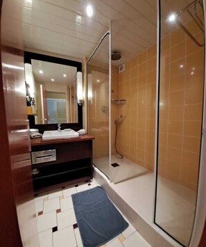 Sèche-cheveux, serviettes fournies, papier toilette