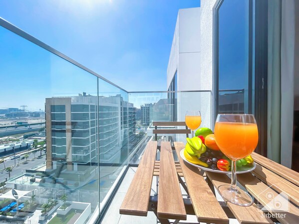 Outdoor dining - Elegant Stay in Meydan: Balcony & Stunning Views (Dubai)