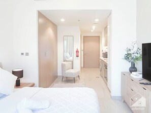 Iron/ironing board, Internet, bed sheets - Elegant Stay in Meydan: Balcony & Stunning Views (Dubai)