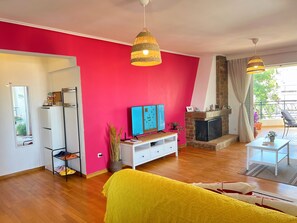Interior - Cozy fairytal garden apartment, Family Friendly, Free Parking, 15 Min to Airport (Athens)