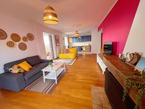 TV connectée, cheminée, livres