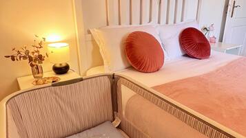 2 間睡房、書桌、熨斗/熨衫板、可攜式嬰兒床