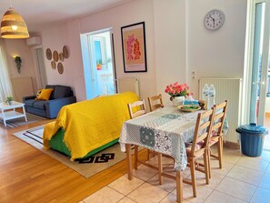 Dining - Cozy fairytal garden apartment, Family Friendly, Free Parking, 15 Min to Airport (Athens)