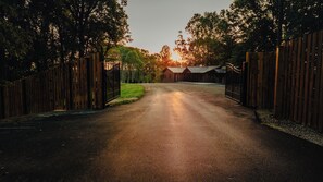 Property grounds - Spacious 7-bedroom cabin near Lake Cumberland (Seventy Six)