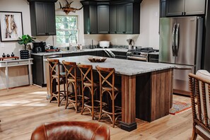 Private kitchen - Spacious 7-bedroom cabin near Lake Cumberland (Seventy Six)