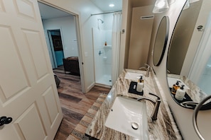 Towels, soap, toilet paper - Spacious 7-bedroom cabin near Lake Cumberland (Seventy Six)