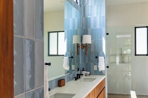 Dusche, Handtücher, Seife, Toilettenpapier