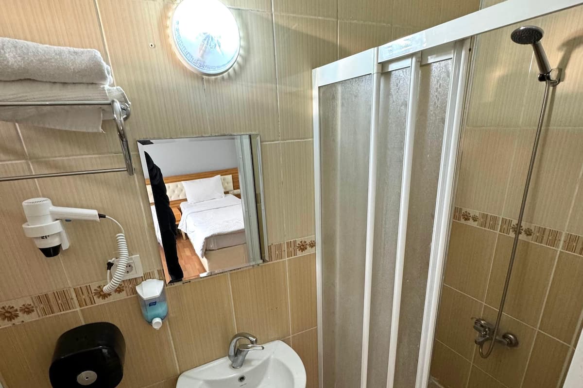 Dusche, kostenlose Toilettenartikel, Haartrockner, Handtücher