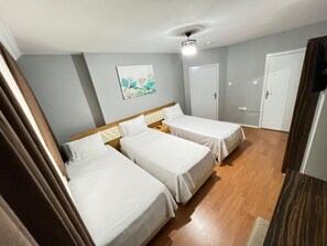 基础三人房, 城市景观 | 办公桌、免费 WiFi