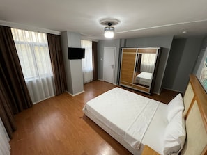 Íróasztal és ingyenes wifi