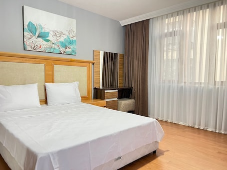 Desk, free WiFi. City Blue Hotel