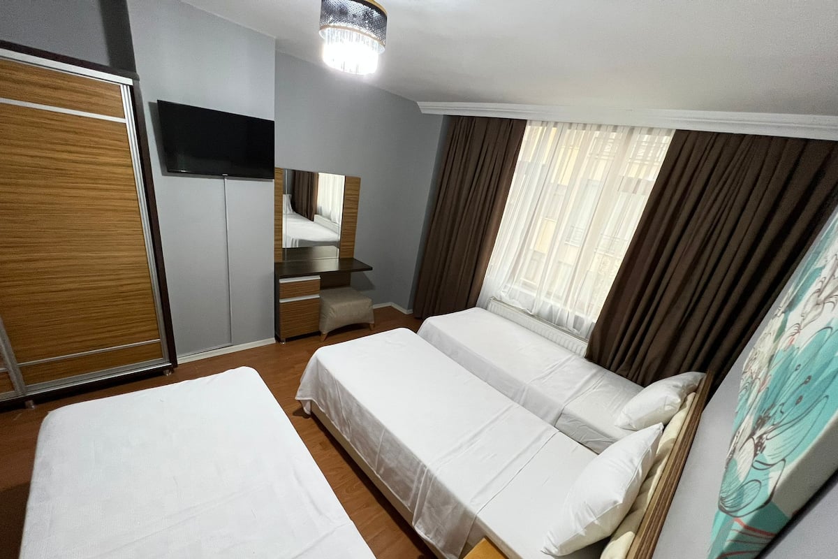 Basic háromágyas szoba, kilátással a városra | Íróasztal és ingyenes wifi