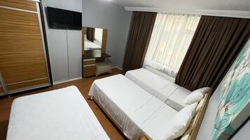 Basic trippelrum - utsikt mot staden | Skrivbord och gratis wi-fi