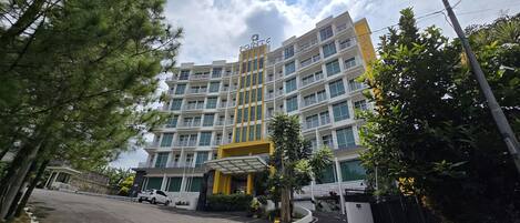 Vista frontal de la propiedad