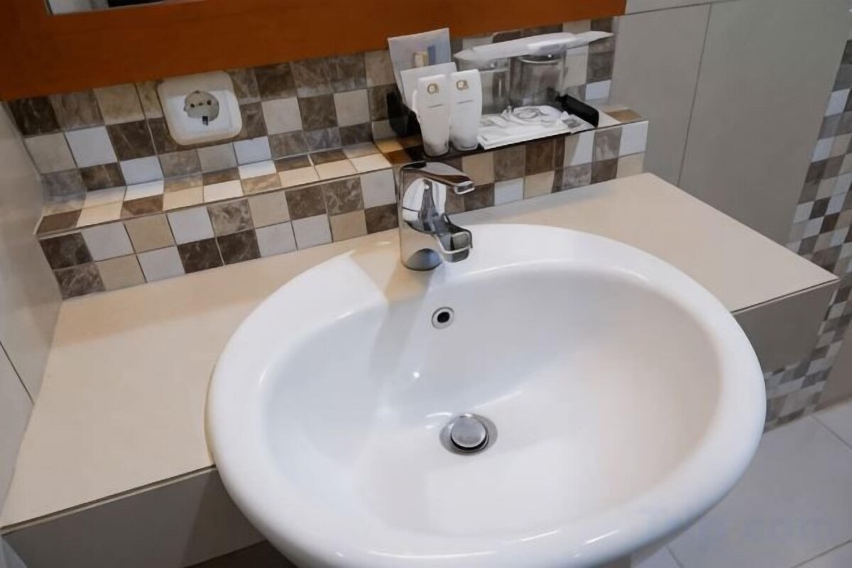 Douche, serviettes fournies, savon, shampooing