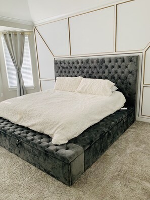 4 bedrooms, desk, iron/ironing board, WiFi